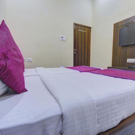 Hotel Oyo 7627 Royal Plaza Hyderabad Esterno foto