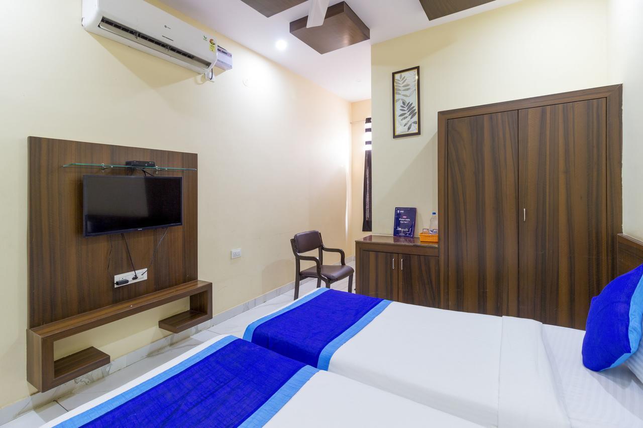 Hotel Oyo 7627 Royal Plaza Hyderabad Esterno foto