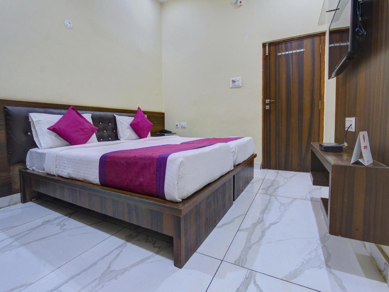 Hotel Oyo 7627 Royal Plaza Hyderabad Esterno foto
