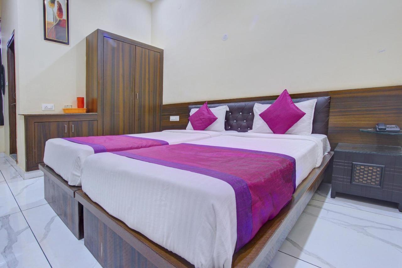 Hotel Oyo 7627 Royal Plaza Hyderabad Esterno foto